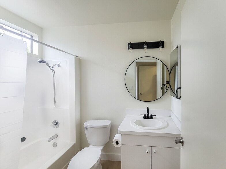 111 Stanford Ave, Fullerton, CA à vendre - Photo du bâtiment - Image 3 de 9