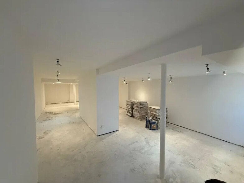 Commerce de détail dans Orange à louer - Photo du bâtiment - Image 3 de 10