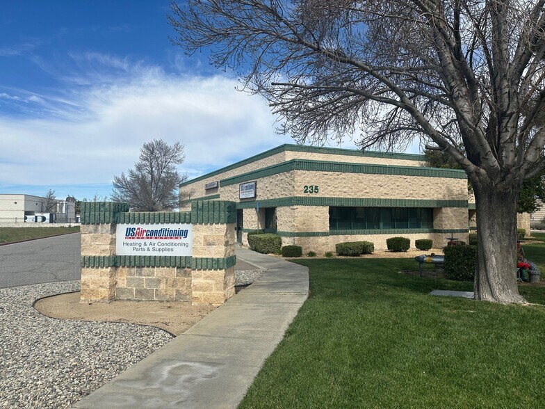 235 E Avenue K10, Lancaster, CA à vendre - Photo du bâtiment - Image 3 de 5
