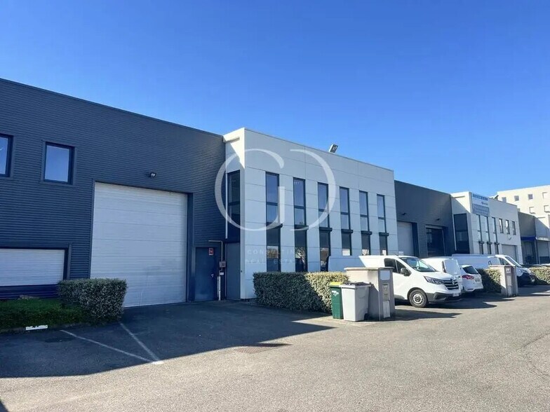 Local d'activités dans Vénissieux à vendre - Photo du bâtiment - Image 1 de 8