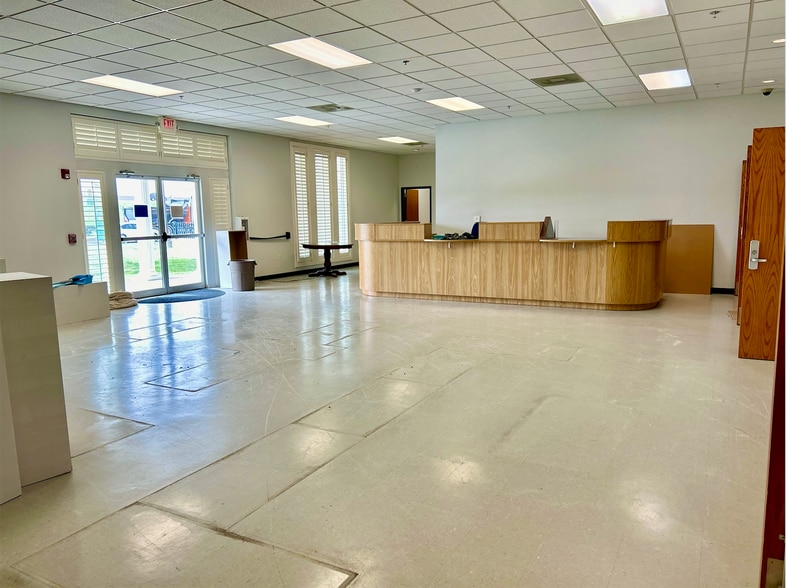 760 Jim Wright Fwy, Fort Worth, TX for sale - Interior Photo - Image 2 of 17