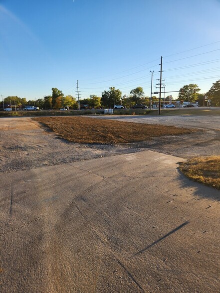 1915 & 1921 W Sycamore St, Carbondale, IL for lease - Building Photo - Image 3 of 3