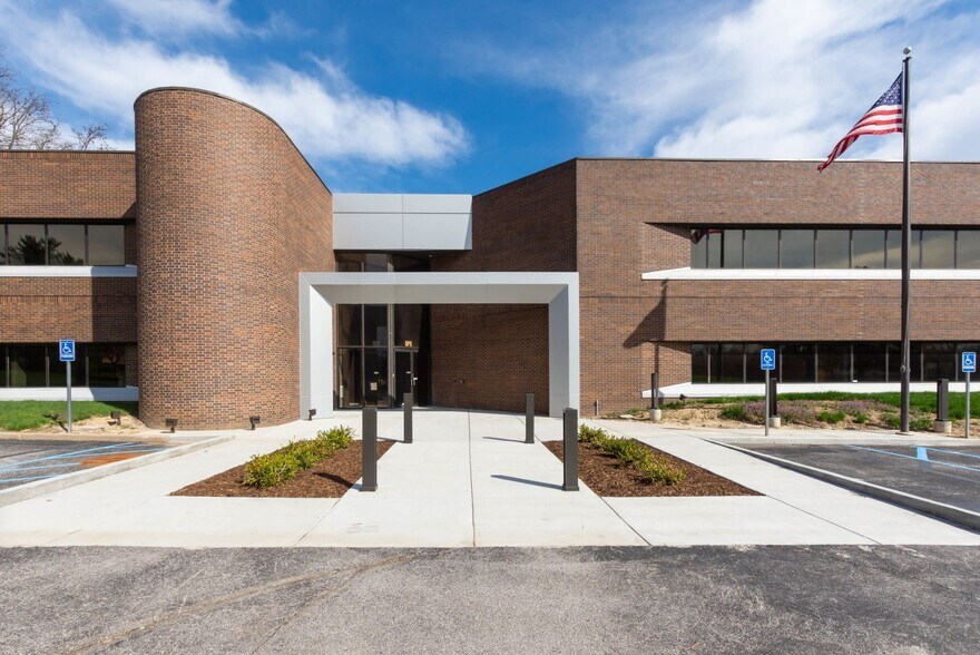 11789 Borman Dr, Maryland Heights, MO à louer - Photo du bâtiment - Image 2 de 5