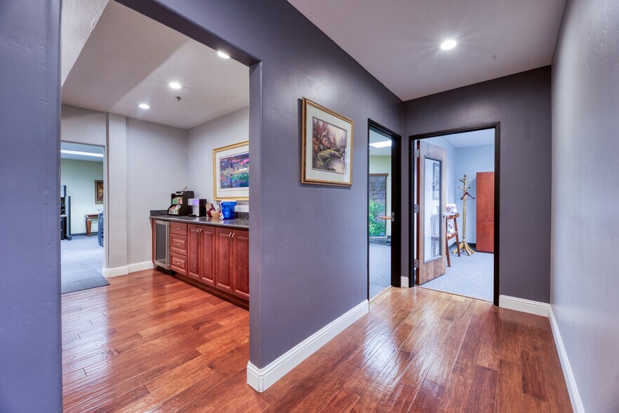 735 University Ave, Sacramento, CA à vendre - Photo intérieure - Image 3 de 4