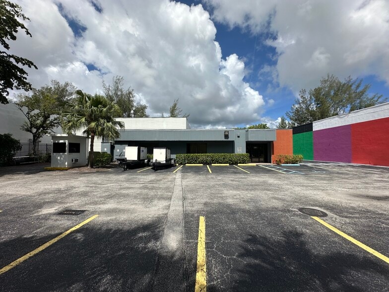 2350 NW 96th Ave, Doral, FL for lease - Building Photo - Image 3 of 5