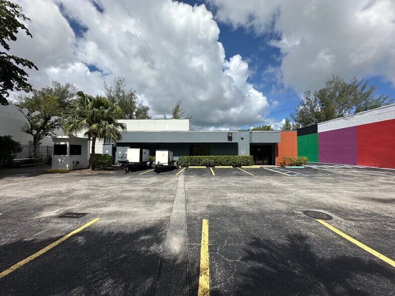 2350 NW 96th Ave, Doral, FL à louer - Photo du bâtiment - Image 3 de 5