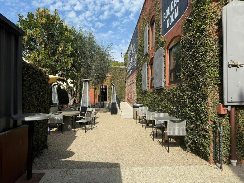 324 E Main St, Ventura, CA à louer - Photo du bâtiment - Image 3 de 5