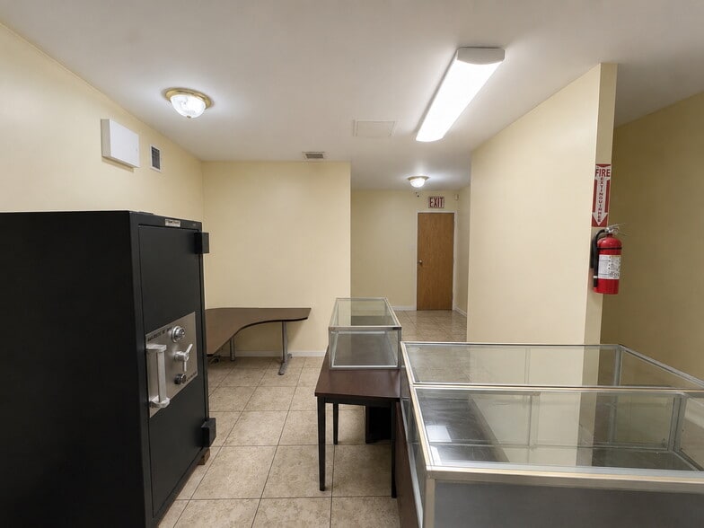 6610 Fresh Pond Rd, Ridgewood, NY for lease - Building Photo - Image 3 of 7