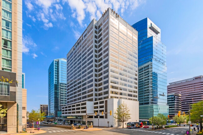 Plus de détails pour 1700 N Moore St, Arlington, VA - Bureau à louer