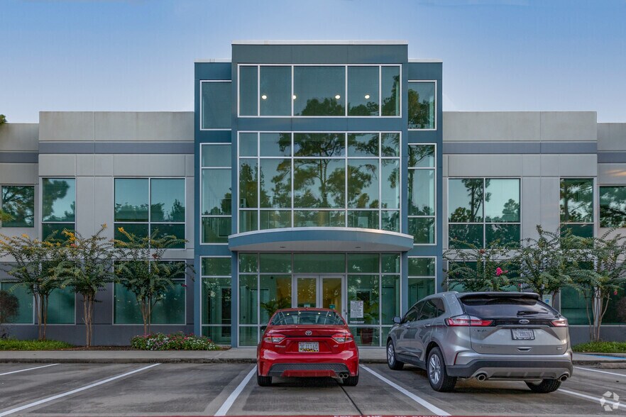 15109 Heathrow Forest Pky, Houston, TX à vendre - Photo du bâtiment - Image 2 de 10