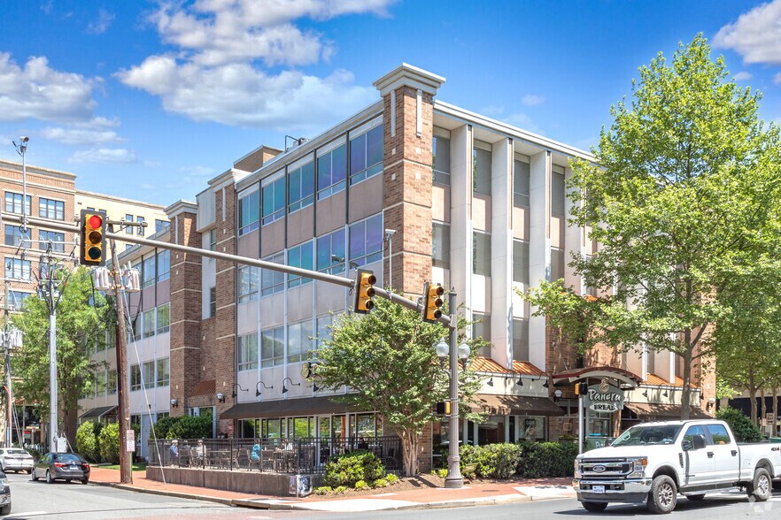 450 W Broad St, Falls Church, VA à louer - Photo du bâtiment - Image 1 de 5