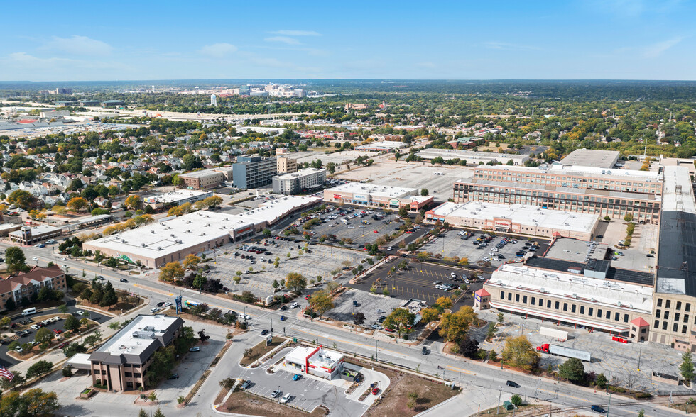 West Allis Towne Centre portefeuille de 5 propriétés à vendre sur LoopNet.ca - Photo du b timent - Image 1 de 17