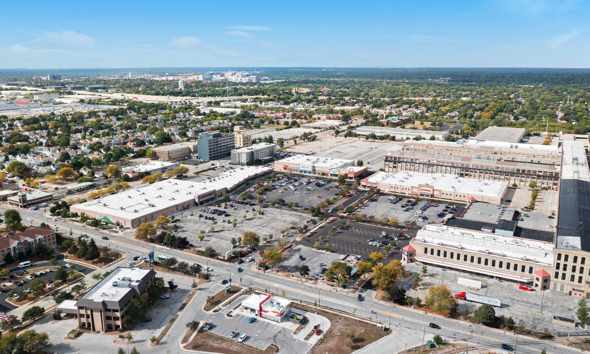 West Allis Towne Centre portefeuille de 5 propriétés à vendre sur LoopNet.ca Photo du b timent- Image 1 de 18