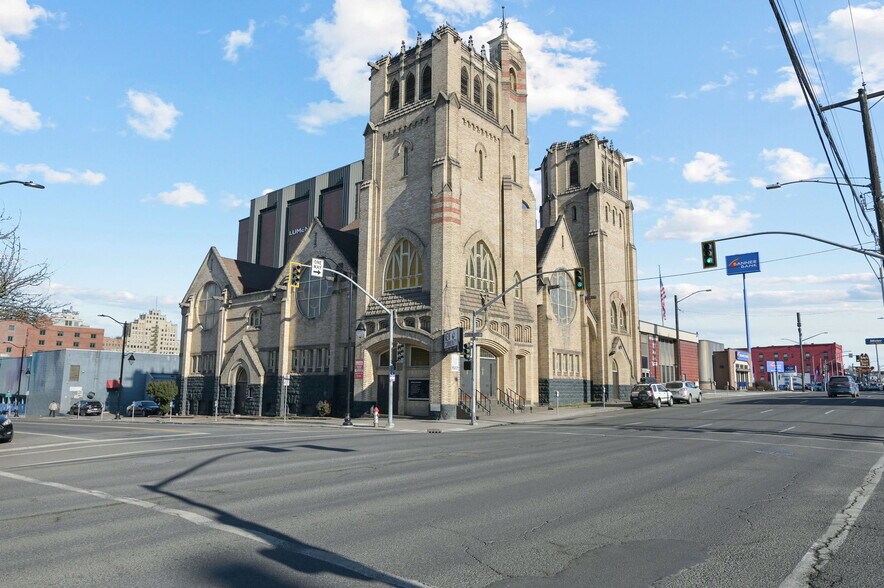 221 S. Howard Street, Spokane, WA à vendre - Photo du bâtiment - Image 2 de 12