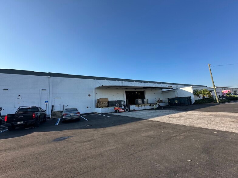 5128-5136 W Clifton St, Tampa, FL à louer - Photo du bâtiment - Image 1 de 8