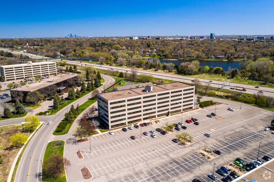 7401 Metro Blvd, Edina, MN à louer - Photo du bâtiment - Image 2 de 14