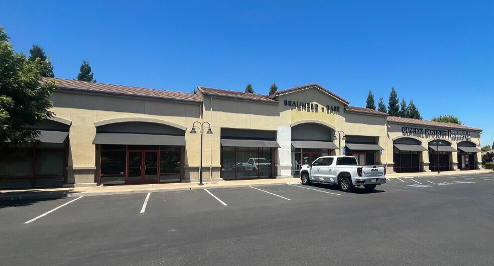 7075 N West Ave, Fresno, CA à louer - Photo du bâtiment - Image 3 de 40