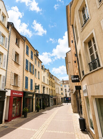 Retail in Saint-Germain-en-Laye for lease - Building Photo - Image 1 of 6