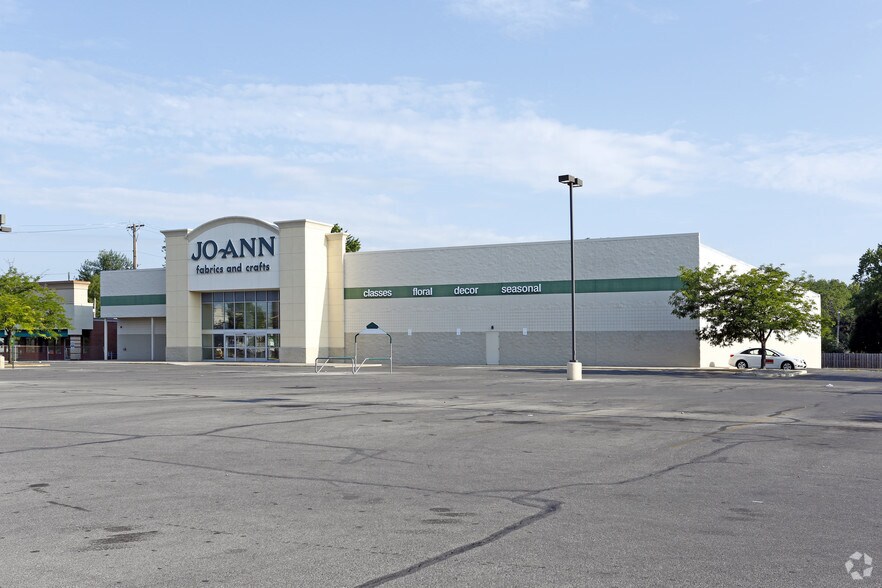 4948 Monroe St, Toledo, OH à louer - Photo du bâtiment - Image 2 de 6