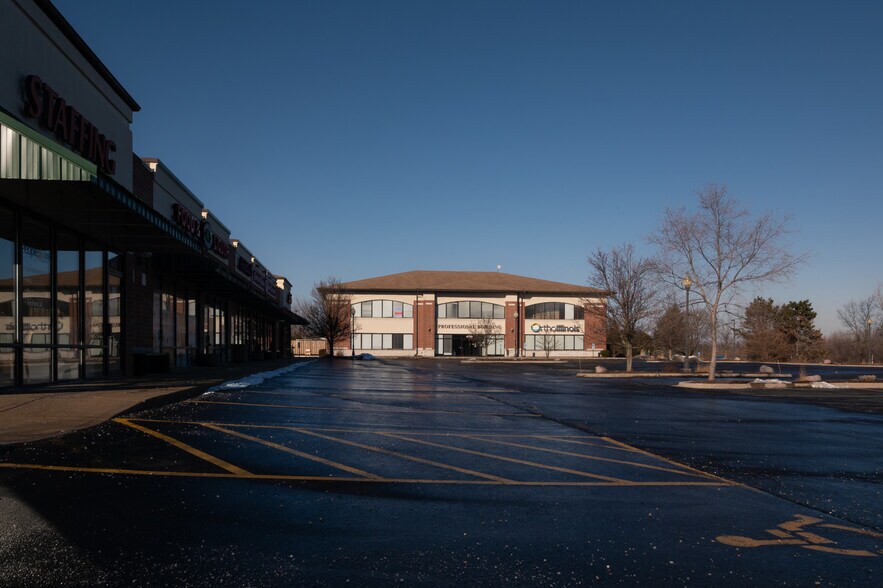 4119 W Shamrock Ln, McHenry, IL à louer - Photo du bâtiment - Image 2 de 8