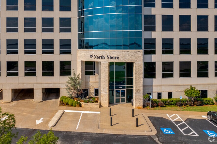 10900 Hefner Pointe Dr, Oklahoma City, OK à louer - Photo du bâtiment - Image 3 de 5