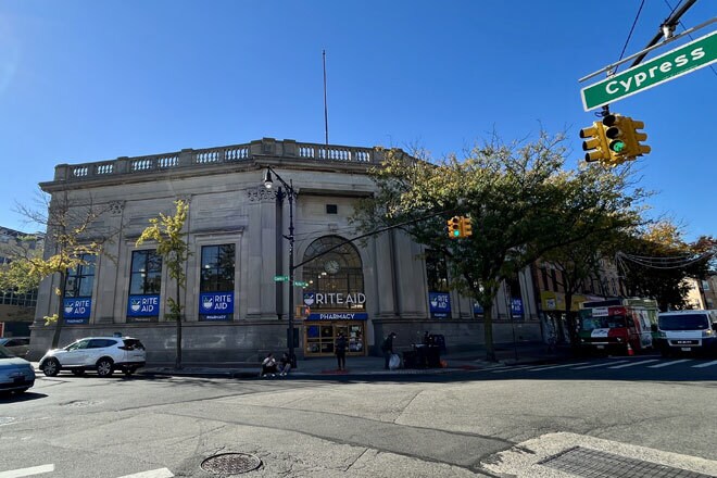 55-60 Myrtle Ave, Flushing, NY à louer - Photo du bâtiment - Image 1 de 3