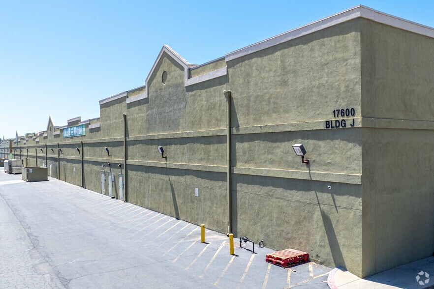 17600 Collier Ave, Lake Elsinore, CA à vendre - Photo du bâtiment - Image 2 de 4