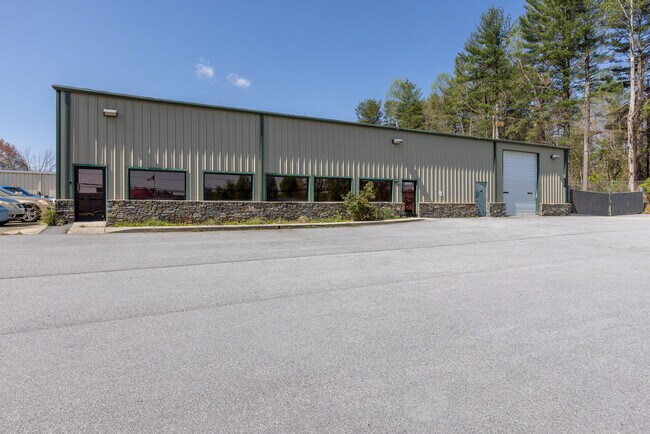 Plus de détails pour 2997 Spartanburg Hwy, East Flat Rock, NC - Industriel à vendre