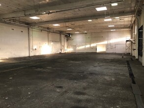 2440 W Commodore Way, Seattle, WA for lease Interior Photo- Image 2 of 4