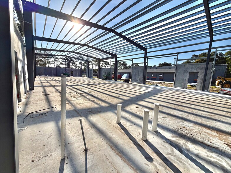 2725 Hibiscus Dr, Edgewater, FL for lease - Building Photo - Image 2 of 5