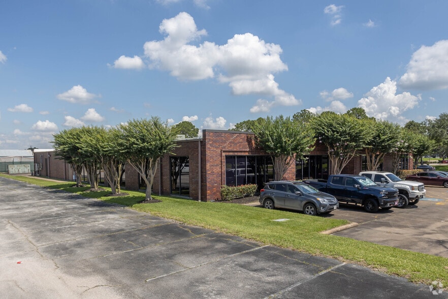 16850 Diana Ln, Houston, TX for lease - Building Photo - Image 2 of 24