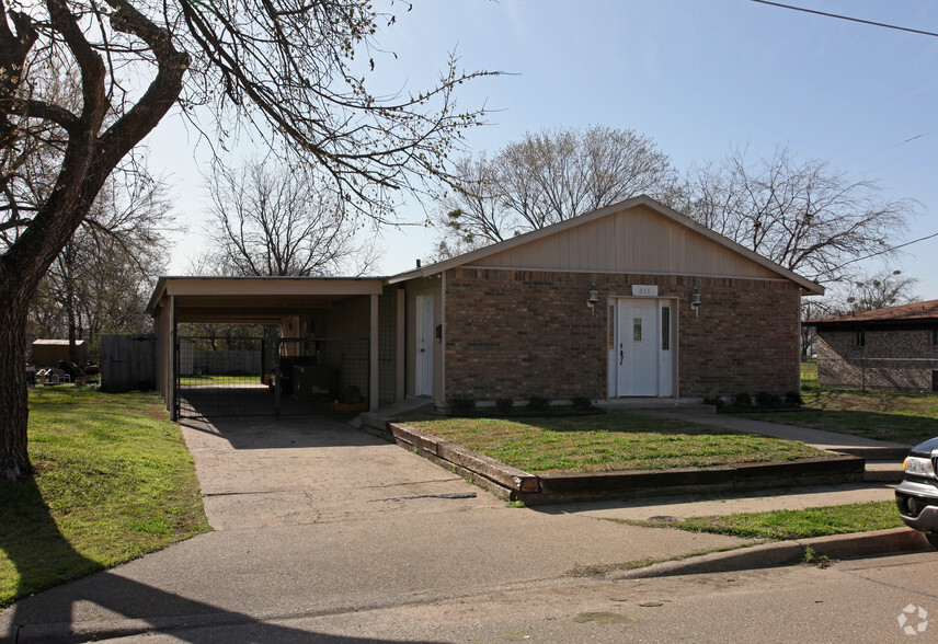 811 W Brown St, Ennis, TX à louer - Photo principale - Image 1 de 4