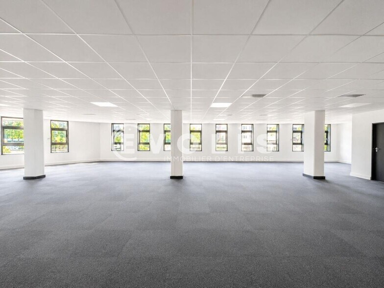 Bureau dans Rueil Malmaison à louer - Photo du bâtiment - Image 1 de 17