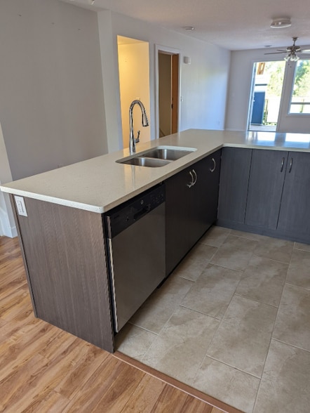 12505 111 Av NW, Edmonton, AB à vendre - Photo intérieure - Image 3 de 13