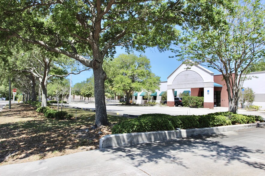 650 34th St S, Saint Petersburg, FL à vendre - Photo du bâtiment - Image 2 de 18