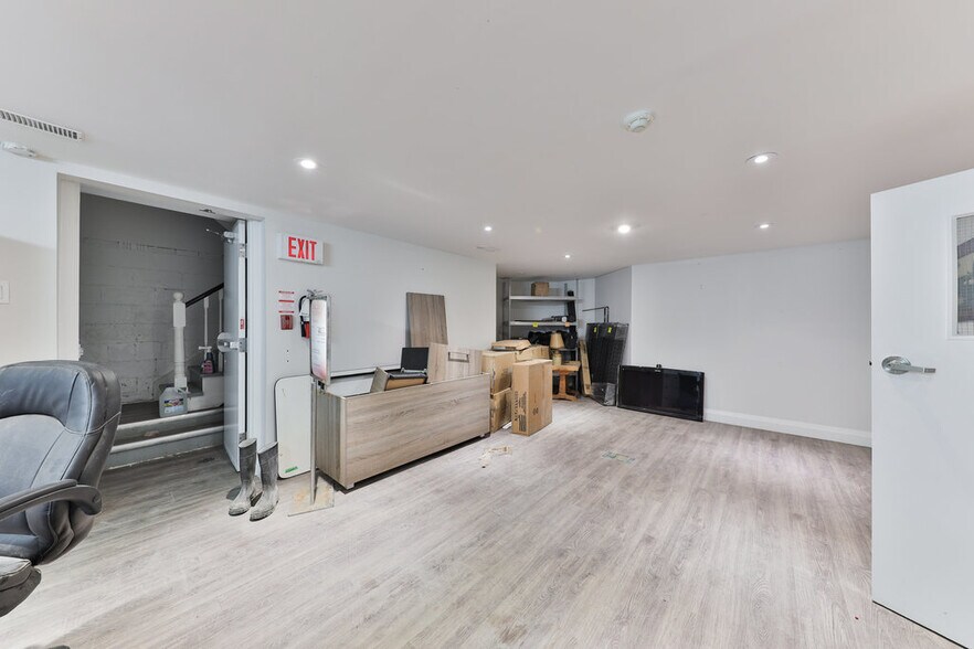 15 Mississauga Rd S, Mississauga, ON à louer - Photo du bâtiment - Image 3 de 24