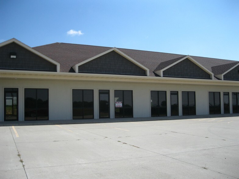 800-814 Iowa Speedway Dr, Newton, IA à louer - Photo du bâtiment - Image 3 de 9