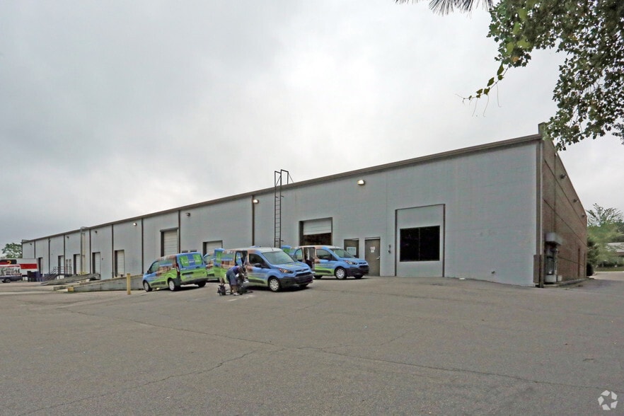 100-118 Kitty Hawk Dr, Morrisville, NC for lease - Building Photo - Image 3 of 6