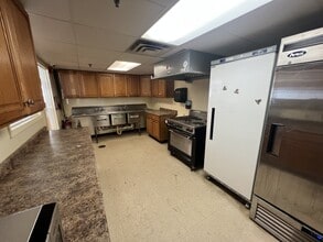 6860 Fountains Blvd, West Chester, OH for lease Building Photo- Image 2 of 9