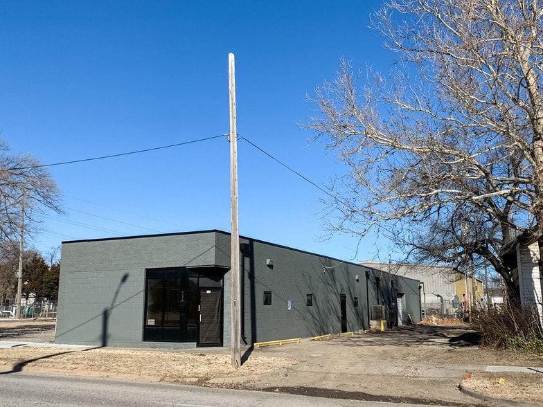 716 W Maple St, Wichita, KS for lease - Primary Photo - Image 1 of 13
