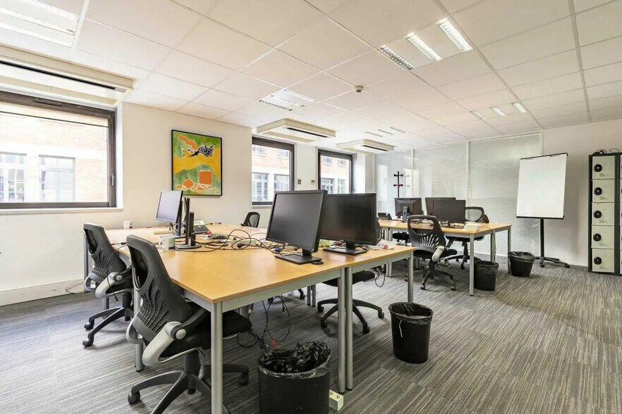 110 Rue Jules Guesde, Levallois-Perret for sale - Building Photo - Image 2 of 13