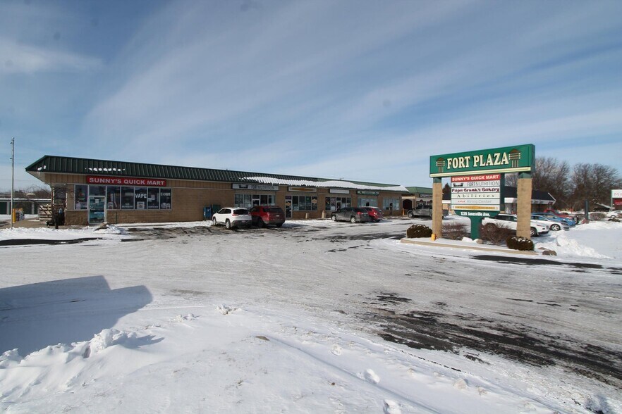 1220 Janesville Ave, Fort Atkinson, WI à vendre - Photo du bâtiment - Image 2 de 27