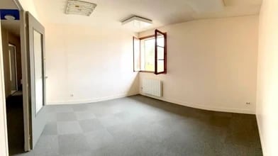 Office in Plaisir for lease Interior Photo- Image 2 of 4