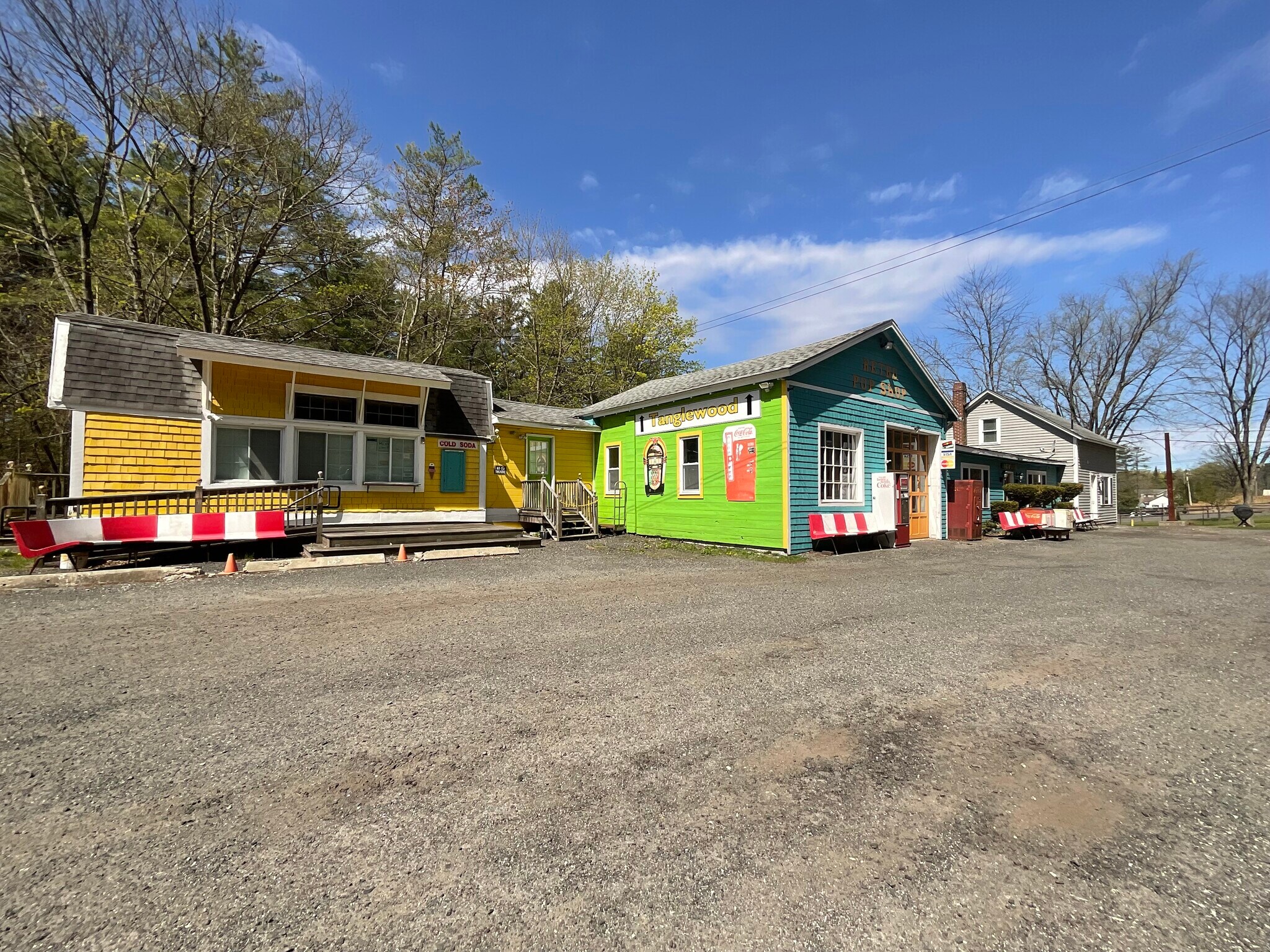 395 Laurel St, Lee, MA à vendre Photo du bâtiment- Image 1 de 1