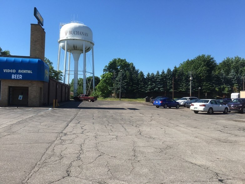 714 E Front St, Buchanan, MI à louer - Photo du bâtiment - Image 2 de 6