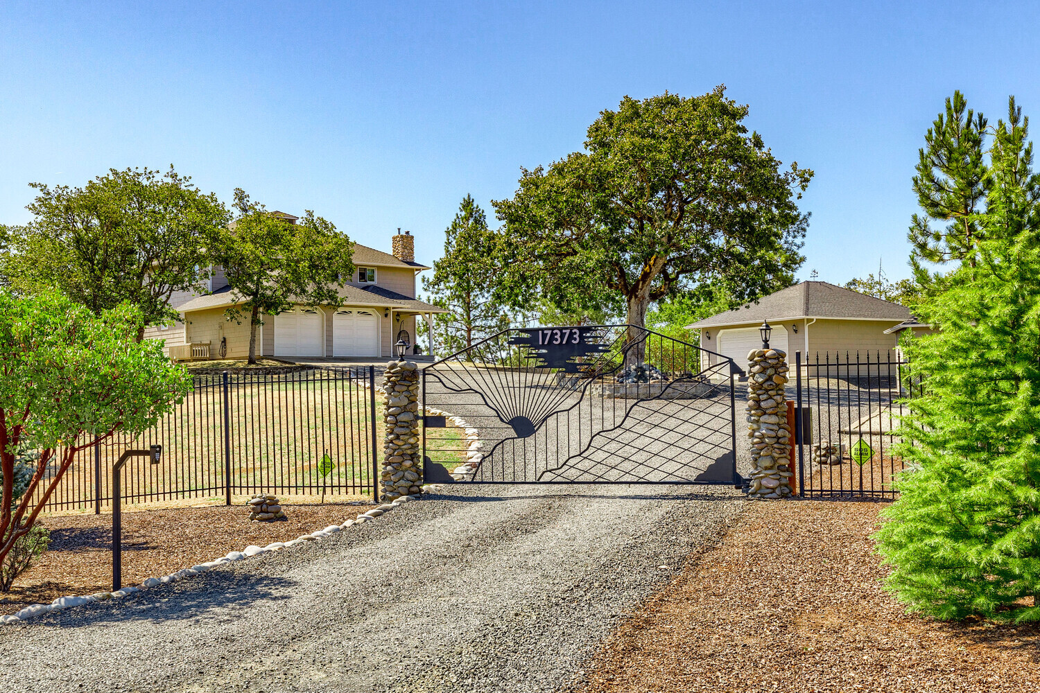 17373 Antioch Rd, White City, OR for sale Primary Photo- Image 1 of 59