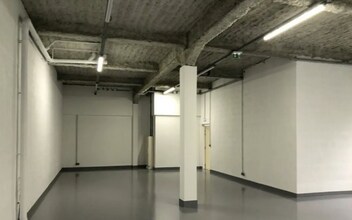 Office in Les Ulis for lease Building Photo- Image 2 of 6