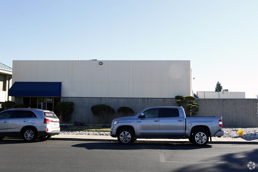 1054 Shary Cir, Concord, CA à louer - Photo du bâtiment - Image 2 de 3
