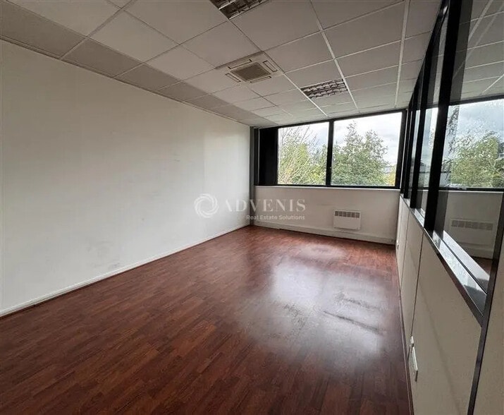 Office in Lisses for lease - Interior Photo - Image 2 of 4