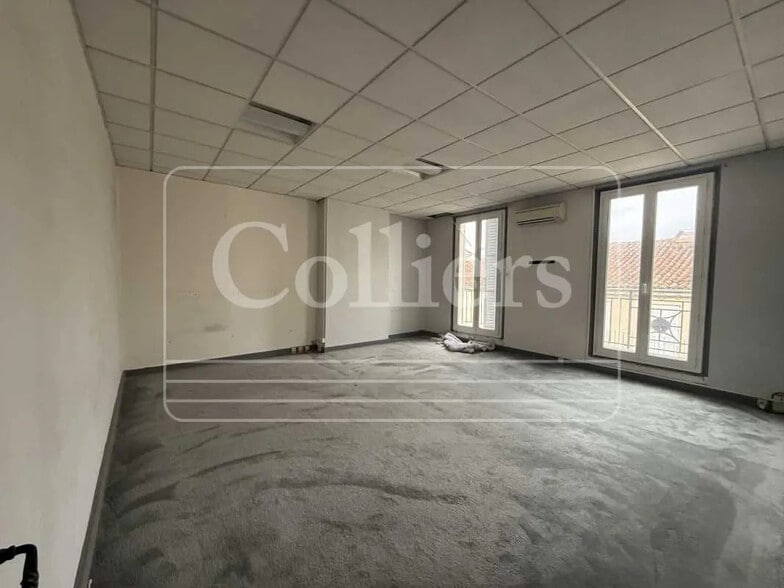 Office in Marseille for lease - Building Photo - Image 3 of 7